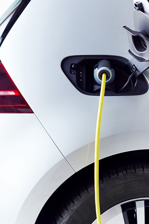 Elektroauto seitlich beim Laden