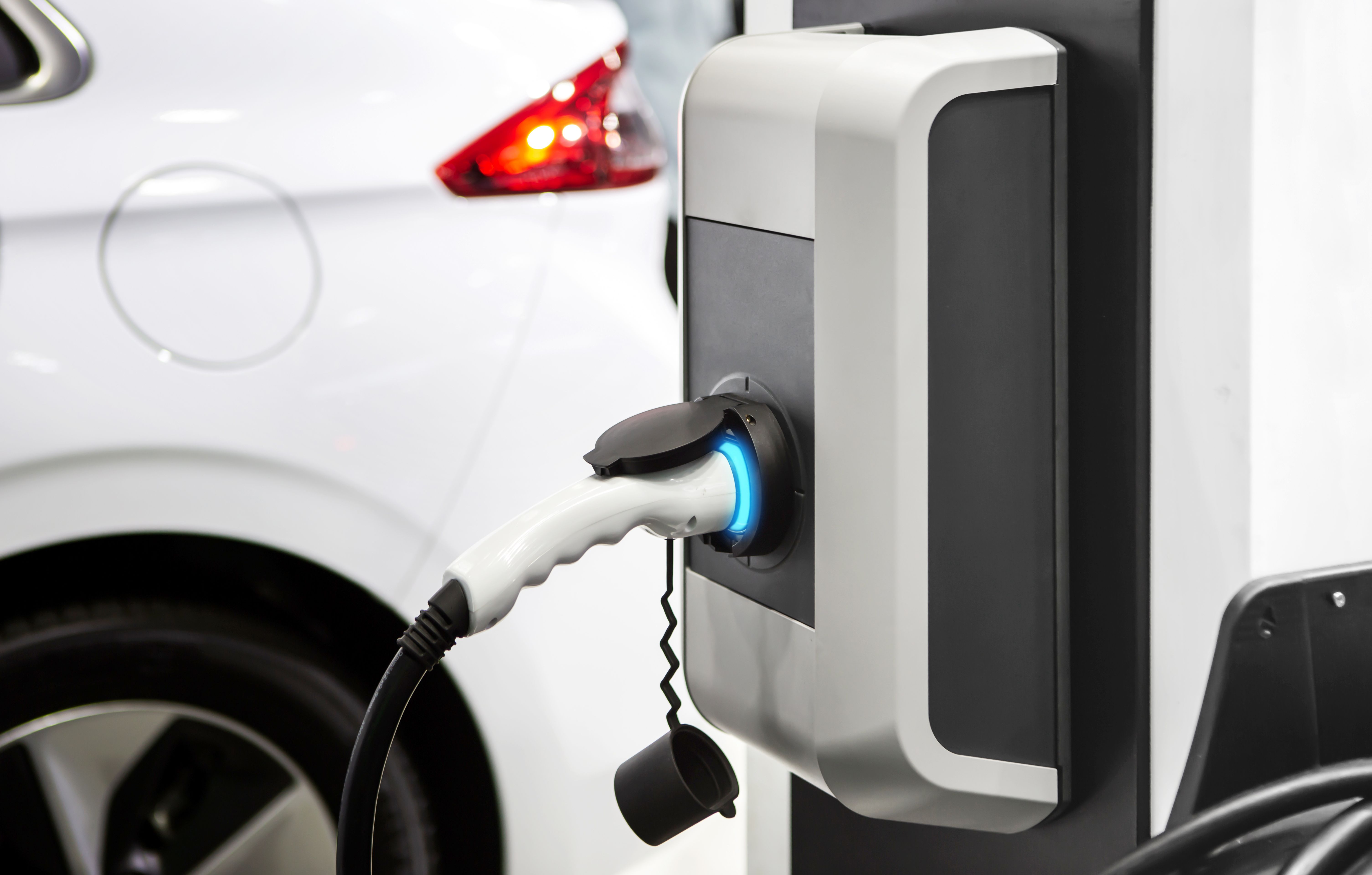 Elektroauto beim Laden an einer Ladesäule