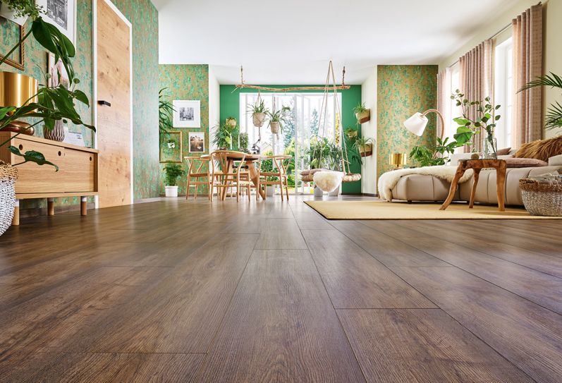 Großzügiger Wohnraum mit INKU Xplora Naturdesignboden in Holzoptik – ideal bei Feuchtigkeit und hoher Beanspruchung