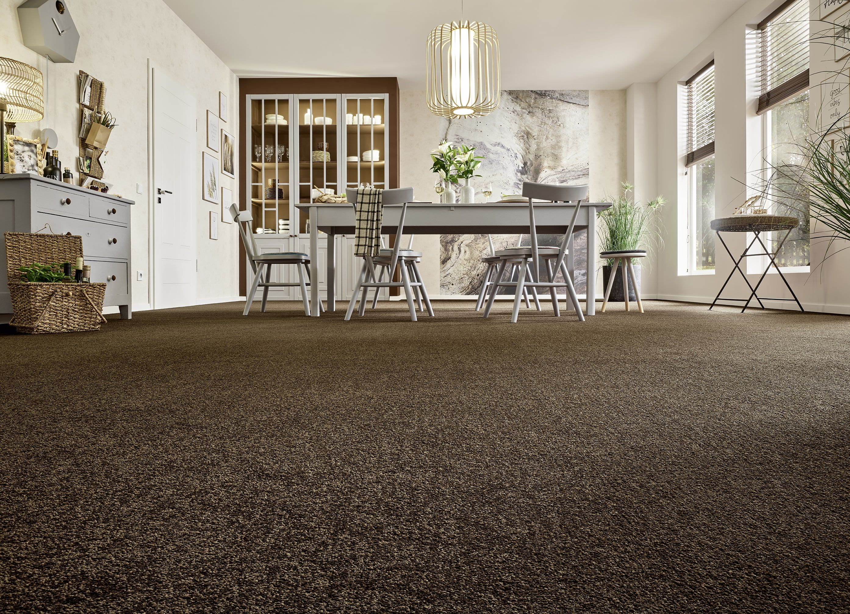 INKU Teppichboden Elysée 283 aus der Deluxe Balance Kollektion – kräftiger Braunton mit edler Ausstrahlung