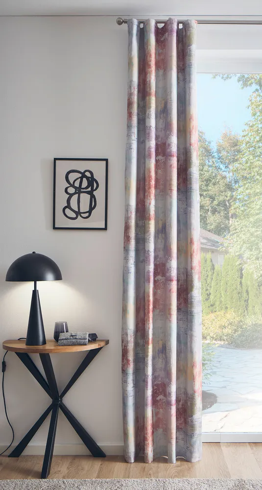 INKU Dekostoff Faris – moderne Gardine mit feinem Muster INKU Gardine Faris mit feinem Muster in hellen Farben vor einem Fenster im modernen Wohnraum
