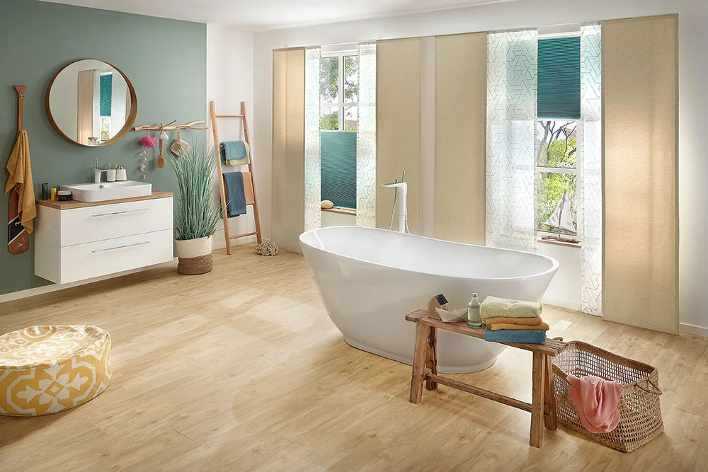 Ein elegantes Badezimmer mit einer freistehenden Badewanne, modernem Holzboden und einer lebendigen Wandgestaltung.