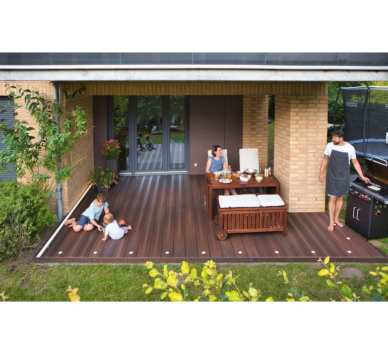 megawood CLASSIC VARIA 21x195 schokoschwarz Terrassendiele Raumbild