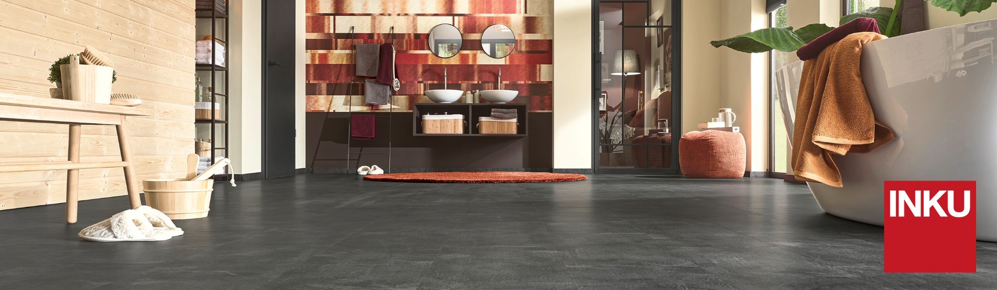 Badezimmer mit modernen Designlösungen von INKU für Feucht- und Nassbereiche, inklusive wasserfester Boden- und Wandbeläge.