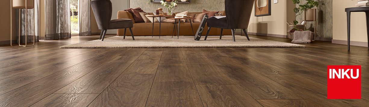 Nowoczesny salon z podłogą laminowaną INKU Hudson w ciemnym drewnianym stylu