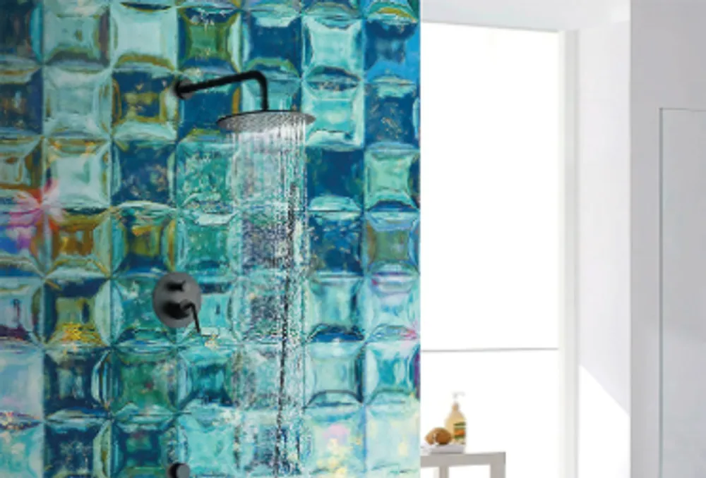 Glaswand mit Aquamarin-Design für Badezimmer von INKU – stilvolle Wandgestaltung für Feuchträume.