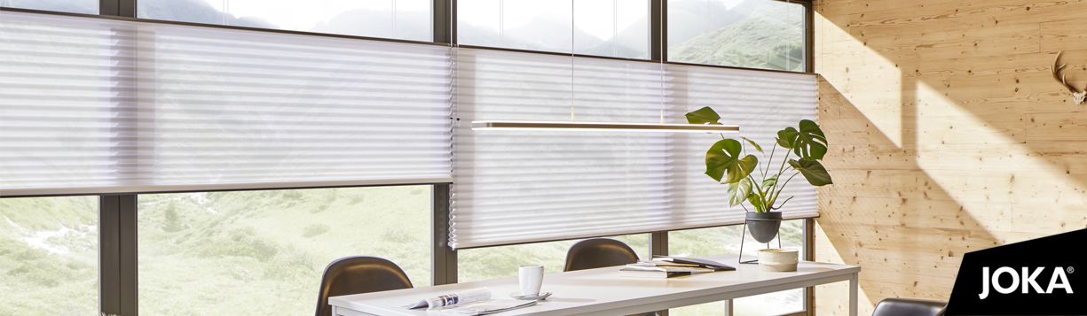 Stilvolle JOKA Sonnenschutzlösung im Wohnraum mit Tageslicht