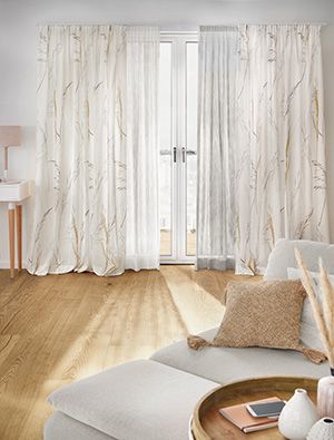 Wohnraum mit naturfarbenen, transparenten Vorhängen aus der Kollektion Natürlicher Charakter