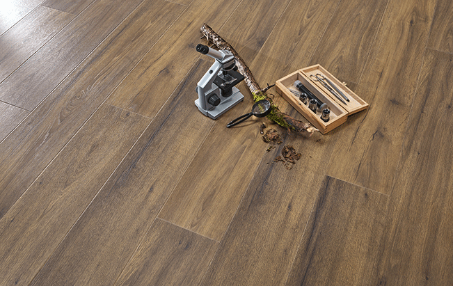 Dunkler Naturdesignboden INKU XploraNEXT 832 Impuls mit Holzoptik und stilvoller Dekoration