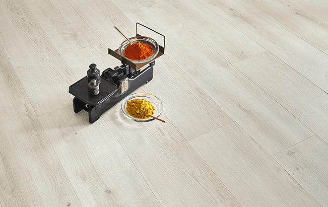 Heller Naturdesignboden INKU XploraNEXT 833 Wide Timeless mit modernem Deko-Arrangement auf heller Holzoptik