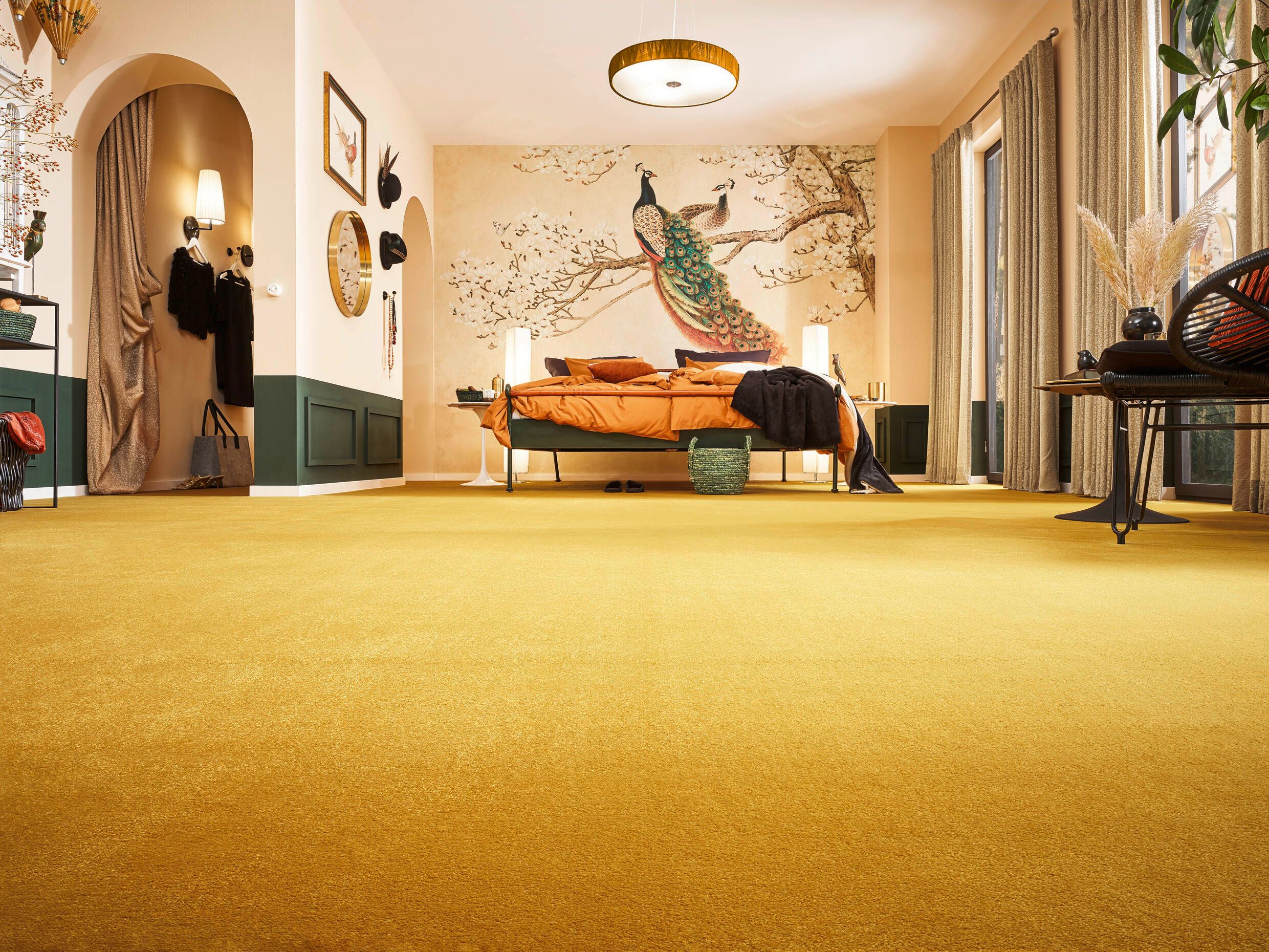 Teppichboden Deluxe Balance Palais 253 in Goldgelb im luxuriösen Wohnzimmer