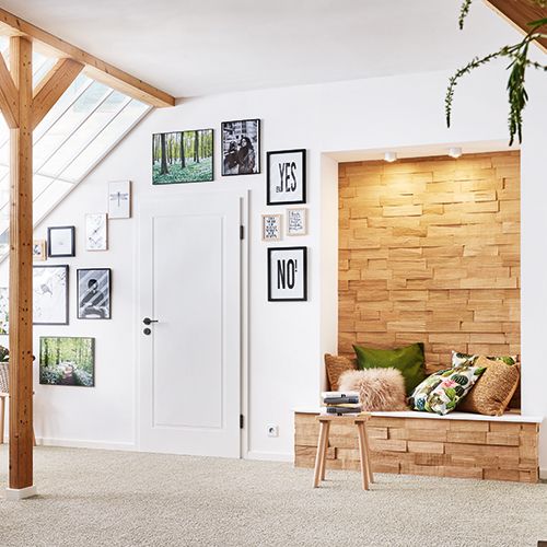 Wohnzimmer mit Wandverkleidung aus Paro Spaltholz in Eiche-Optik