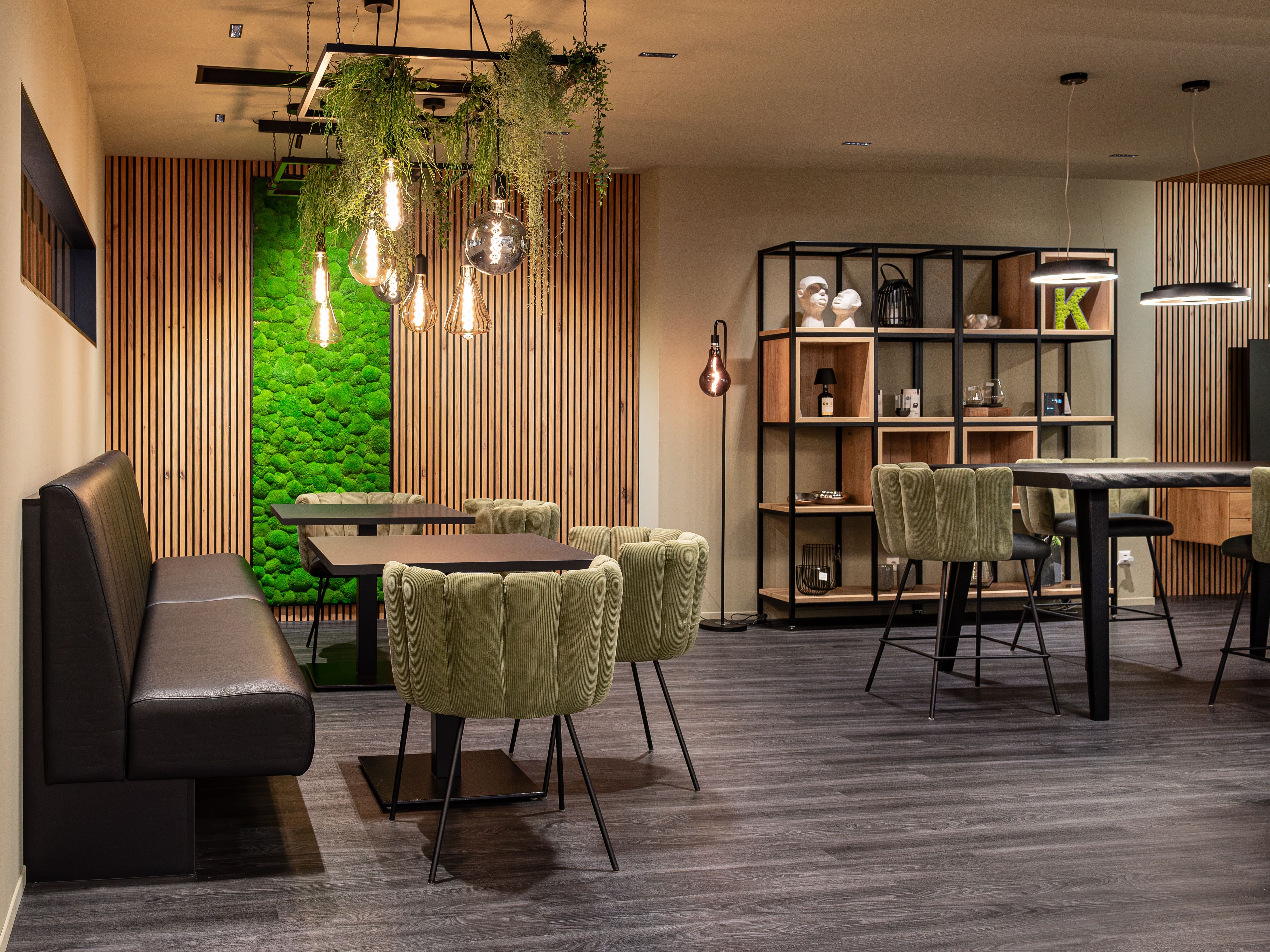 Designraum mit Paro Akustikpaneelen PAS360 und grünem JOKA Moos-Element in Apfelgrün