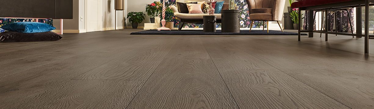 Nowoczesne wnętrze z podłogą INKU Ativo w ciemnym odcieniu drewna – wysoka jakość, ciepło i styl