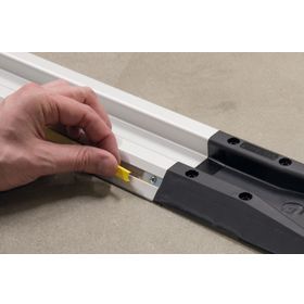 Monorail - Bahnhofsystem; Nutenabdeckung / Abdeckprofil