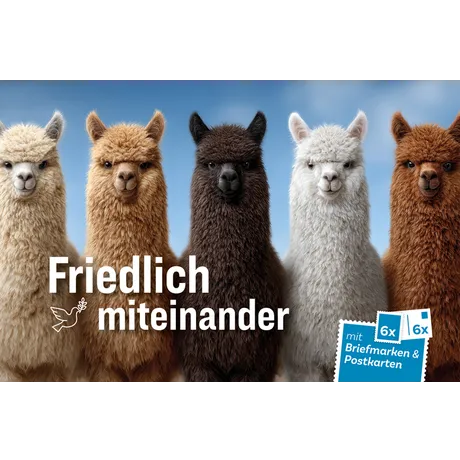 Fünf Alpakas in verschiedenen Farben stehen nebeneinander vor blauem Himmel. Text ‚Friedlich miteinander‘ mit Taubensymbol. Unten rechts ein blauer Stempel mit der Aufschrift ‚mit Briefmarken & Postkarten 6x 6x Fünf Alpakas mit Text 'Friedlich miteinander', Österreichische Post-Aktion mit 6 Briefmarken und Postkarten, blauer Himmel.