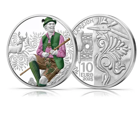Münze mit Figur in Tracht und Hirsch im Hintergrund. Rückseite mit Ornamenten. Nominale 10 Euro, Österreich, Jahr 2025.