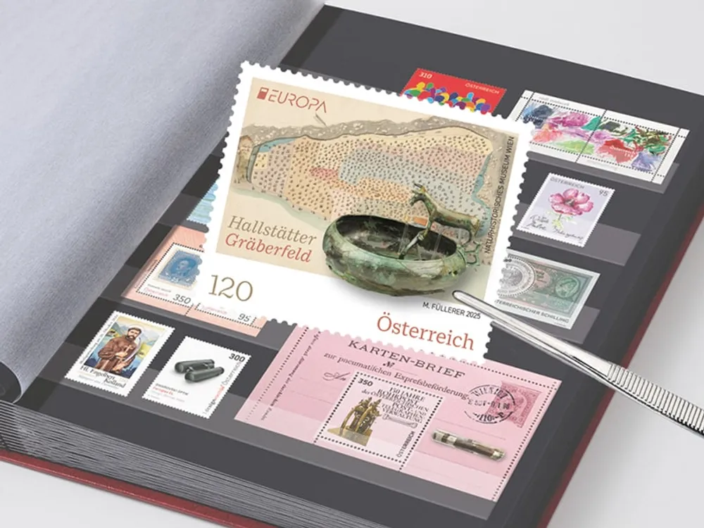 Briefmarke „Hallstätter Gräberfeld“ wird mit Pinzette aus Album entnommen.