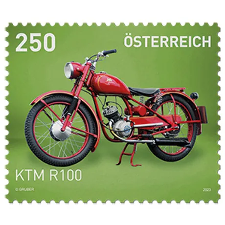 Briefmarke Österreich 2023, Nominale 2,50 Euro: KTM R100 Motorrad auf grünem Hintergrund.