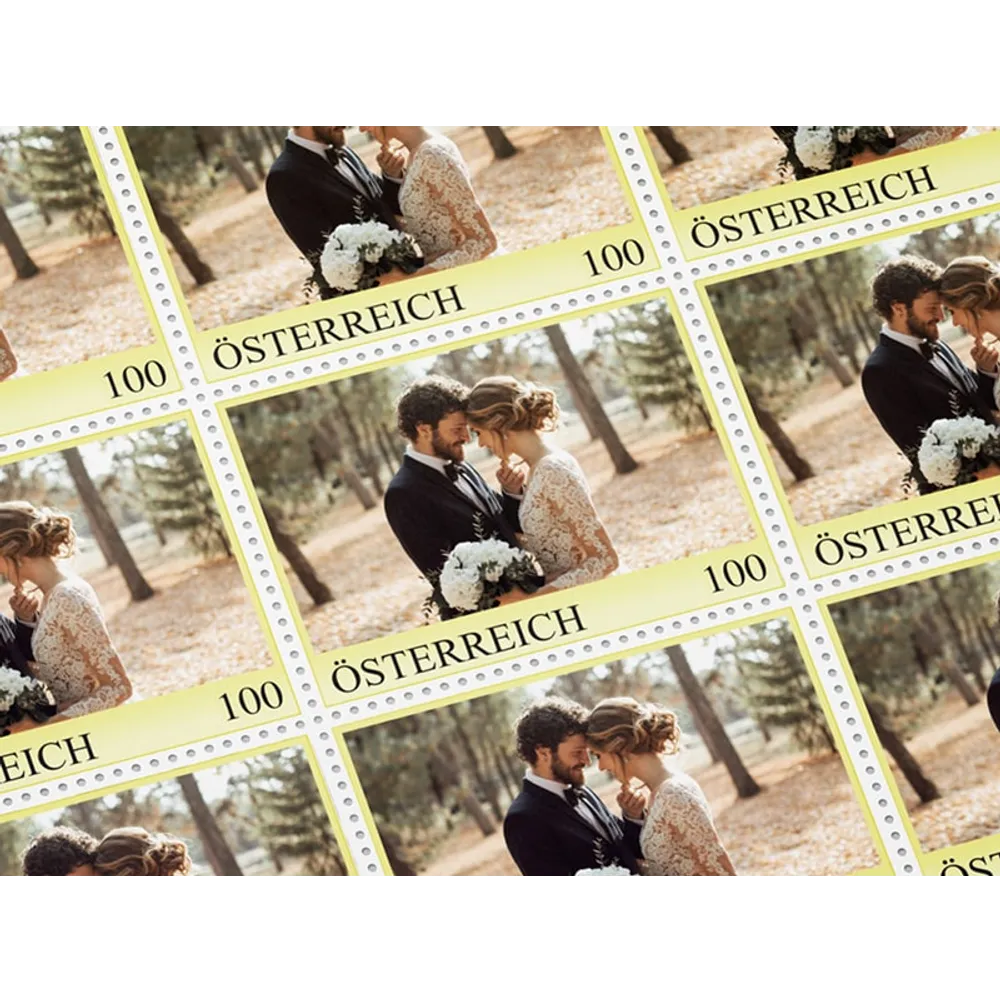 Briefmarke Österreich 2023, Nominale 1,00 Euro: Hochzeitspaar in Waldkulisse, romantisches Motiv.