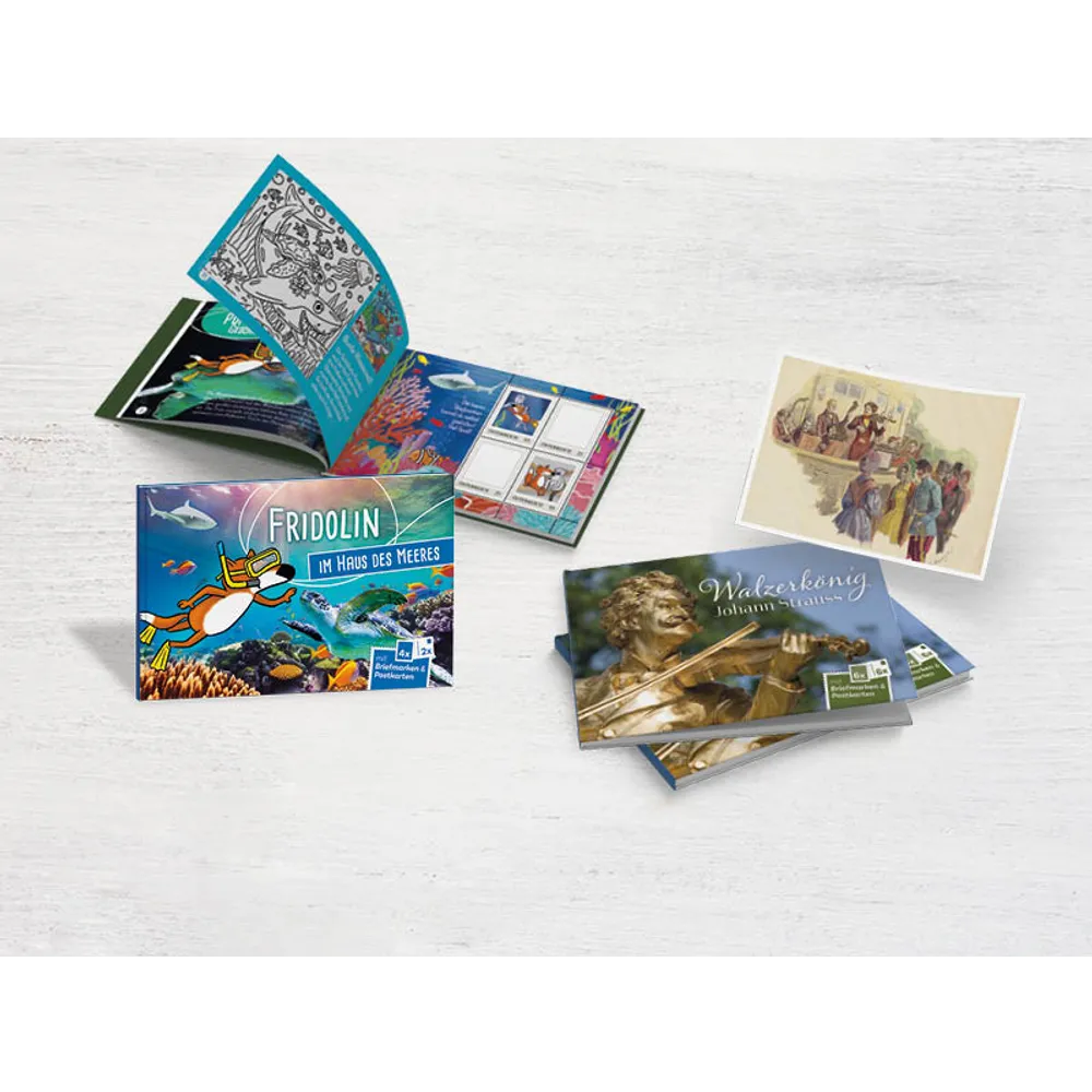 Broschüren und Postkarten, darunter „FRIDOLIN im Haus des Meeres“ und „Wasserkönig Johann Strauss“