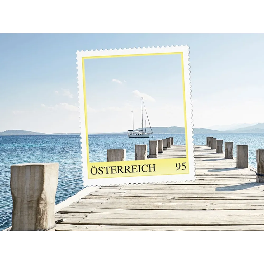 Briefmarke Österreich 95 Cent: Holzsteg und Segelboot auf ruhigem Meer als Motiv.