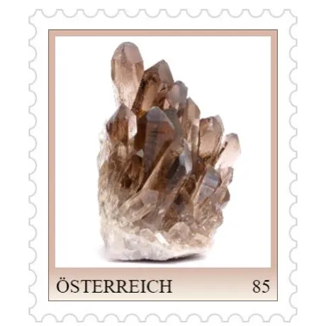 Briefmarke Österreich 2023, Nominale 0,85 Euro: Rauchquarz-Kristallgruppe auf weißem Hintergrund.
