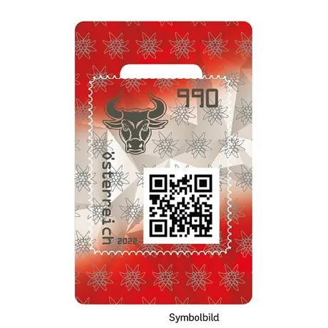Briefmarke Österreich 2022, Nominale 9,90 Euro: Stier-Motiv mit QR-Code, roter Hintergrund mit Edelweiß-Muster.