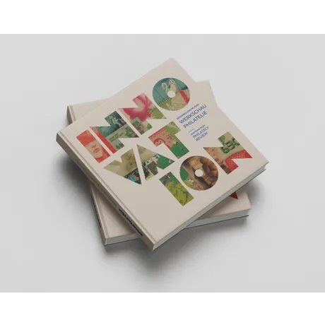 Cover des Buchs „INNOVATION Werksschau Philatelie“ mit bunten Buchstaben, die Briefmarkenmotive enthalten; darunter zwei gestapelte Exemplare des Bildbands zur österreichischen Philatelie.