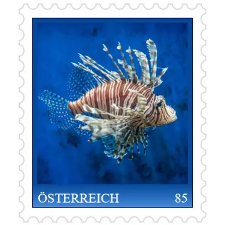 4224d29836077f6d8014d7a1ca1a2d000f130e19.jpg Briefmarke Österreich 2023, Nominale 0,85 Euro: Rotfeuerfisch auf blauem Hintergrund.
