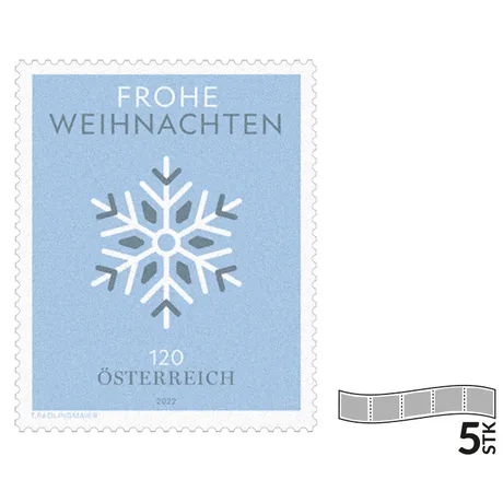 6e8690f215c4a2ba6cb3e1d3c797bf8c311271ba.jpg Briefmarke Österreich 2022, Nominale 1,20 Euro: Hellblauer Hintergrund mit weißer Schneeflocke und Text 'Frohe Weihnachten'.
