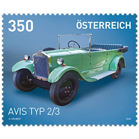 Avis Typ 2/3 SONDERBRIEFMARKE Briefmarke Österreich 2023, Nominale 3,50 Euro: Grünes Oldtimer-Auto Avis Typ 2/3 auf blauem Hintergrund.
