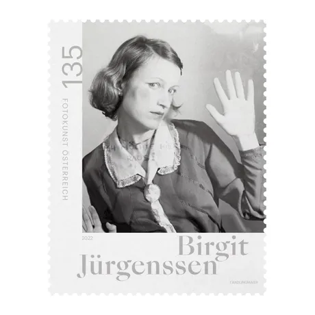 8a28ff6d1930f8604eecf72d9a3e03b78890f6d6.jpg Briefmarke Österreich 2022, Nominale 1,35 €: Birgit Jürgenssen, Schwarz-Weiß-Fotokunst mit erhobener Hand.