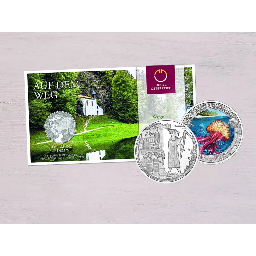 Sammlermünzen der Österreichischen Post: Silbermünze 'Auf dem Weg' und bunte Münze 'Leuchtqualle' mit Münze Österreich-Logo.