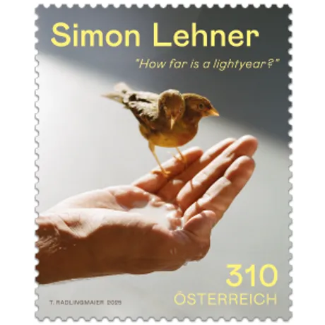 Briefmarke mit Vogel auf ausgestreckter Hand. Motiv von Simon Lehner. Nominale 310, Österreich, Jahr 2025.