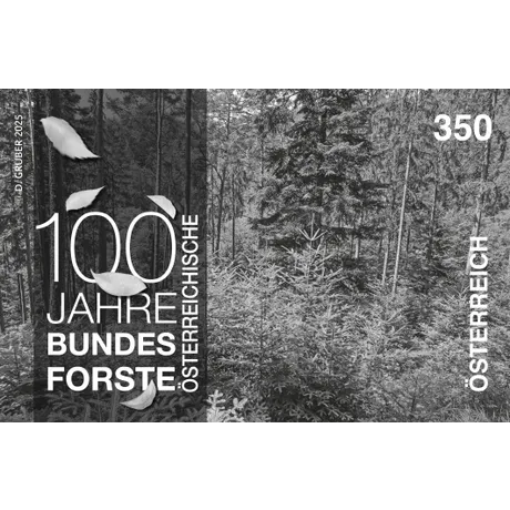Schwarzdruck der Sonderbriefmarke ‚100 Jahre Österreichische Bundesforste‘. Darstellung einer Waldszene in Schwarz-Weiß mit fallenden Blättern, Nennwert 3,50 und der Aufschrift ‚100 Jahre Bundesforste Österreichische‘. ‚Österreich‘ steht vertikal am rechten Rand.