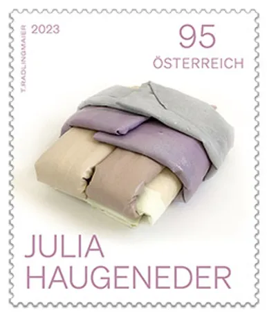 30581fb87e4711f673cd491bcefadd059392325f.jpg Briefmarke Österreich 2023, Nominale 0,95 Euro: Kunstwerk von Julia Haugeneder mit gefalteten Pastellstoffen.