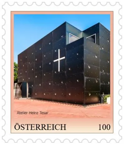 329efe3019fc11523b596b31389e8be7bf5bff1f.jpg Briefmarke Österreich 2023, Nominale 1,00 Euro: Modernes schwarzes Gebäude mit Kreuz, Atelier Heinz Tesar.