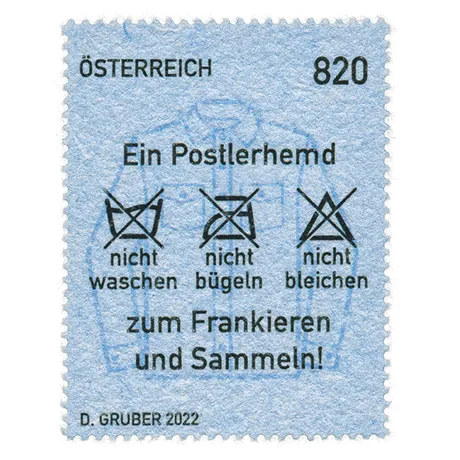 Briefmarke Österreich 2022, Nominale 8,20 Euro: 'Postlerhemd'-Design mit Pflegesymbolen und humorvollem Text.