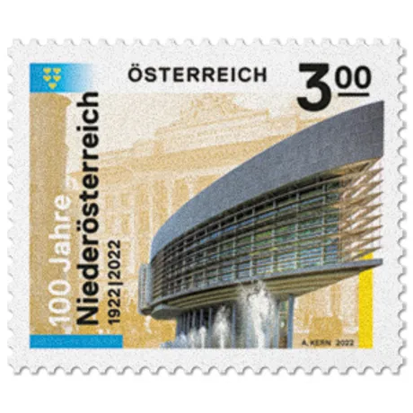 36869ed5b3076bc056f8cafc9d14c86df7da2eae.jpg Briefmarke Österreich 2022, Nominale 3,00 Euro: 100 Jahre Niederösterreich, modernes Gebäude mit Brunnen.