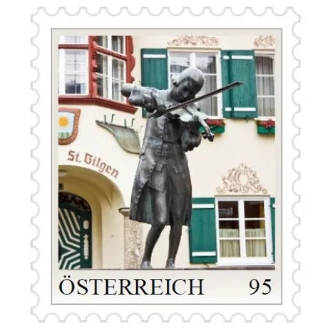 984073648b2e16ad7a53a2e52eac52c1b6b97bc2.jpg Briefmarke Österreich 2023, Nominale 0,95 Euro: Geiger-Statue in St. Gilgen vor traditionellem Gebäude.