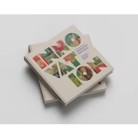 Cover des Buchs „INNOVATION Werksschau Philatelie“ mit bunten Buchstaben, die Briefmarkenmotive enthalten; darunter zwei gestapelte Exemplare des Bildbands zur österreichischen Philatelie.