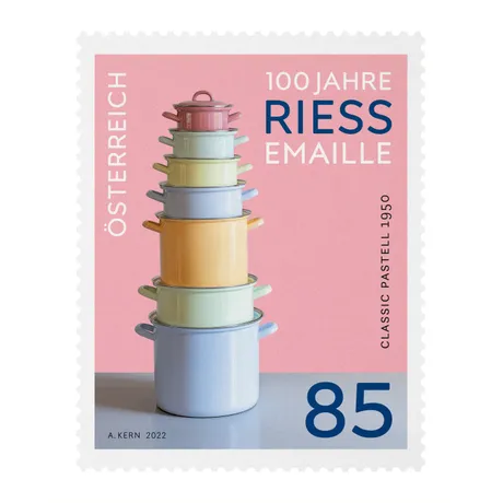 af95d8a87229653e1820cb8d8f740af2bba9782a.jpg Briefmarke Österreich 2022, Nominale 0,85 Euro: 100 Jahre Riess Emaille, pastellfarbene Töpfe auf rosa Hintergrund.