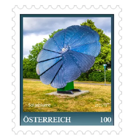 Briefmarke „Solarblume“ aus Österreich mit einem großen, blumenförmigen Solarpanel vor grüner Landschaft und bewölktem Himmel. Ausgabejahr: 2023, Nominalwert: 100. Briefmarke „Solarblume“ aus Österreich mit einem großen, blumenförmigen Solarpanel vor grüner Landschaft und bewölktem Himmel. Ausgabejahr: 2023, Nominalwert: 100.