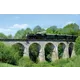 „Erlebnis Dampflokomotive“ Postkarten Heft Historischer Dampfzug auf einem Steinviadukt in Österreich, umgeben von grünen Bäumen und blauem Himmel.