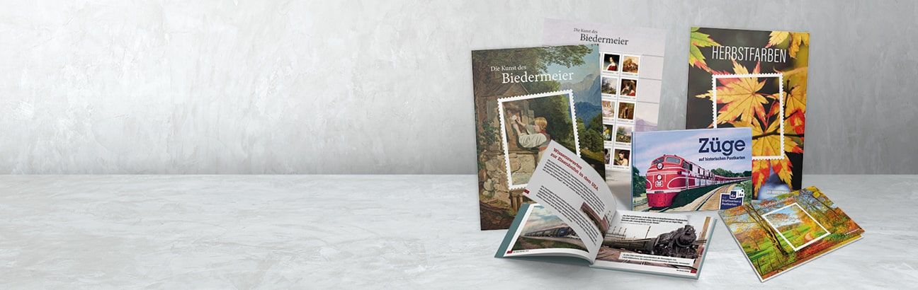 Briefmarkensammlungen der Österreichischen Post: Biedermeier-Kunst, Herbstfarben und Züge auf Postkarten auf einem Tisch.