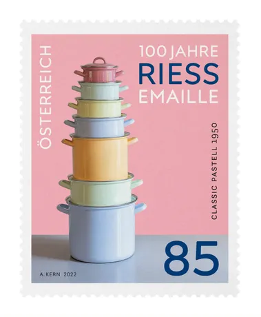af95d8a87229653e1820cb8d8f740af2bba9782a.jpg Briefmarke Österreich 2022, Nominale 0,85 Euro: 100 Jahre Riess Emaille, pastellfarbene Töpfe auf rosa Hintergrund.