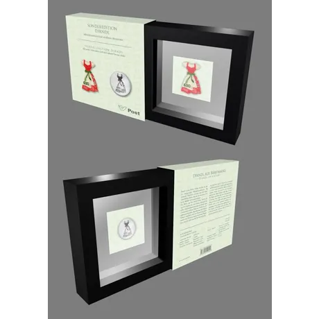 98b2dd41a302a23e7eaef0188fc296910d0393d7.jpg Sonderedition der Österreichischen Post: Dirndl-Briefmarke in schwarzem Rahmen mit detaillierter Verpackung.