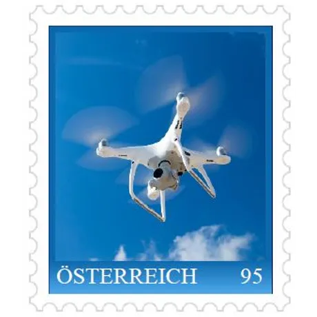 Briefmarke Österreich 95 Cent: Drohne fliegt im blauen Himmel mit Wolken, symbolisiert moderne Posttechnologie.