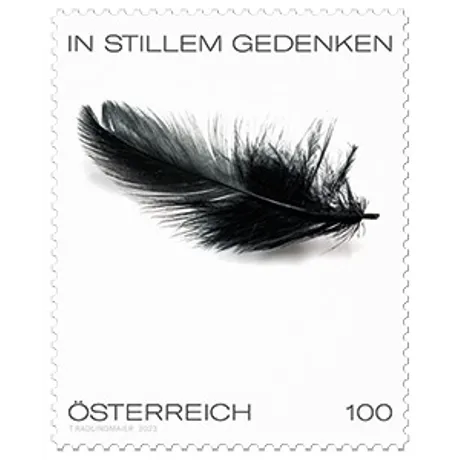 Briefmarke Österreich 2022, Nominale 1,00 Euro: schwarze Feder mit Text 'In stillem Gedenken'.